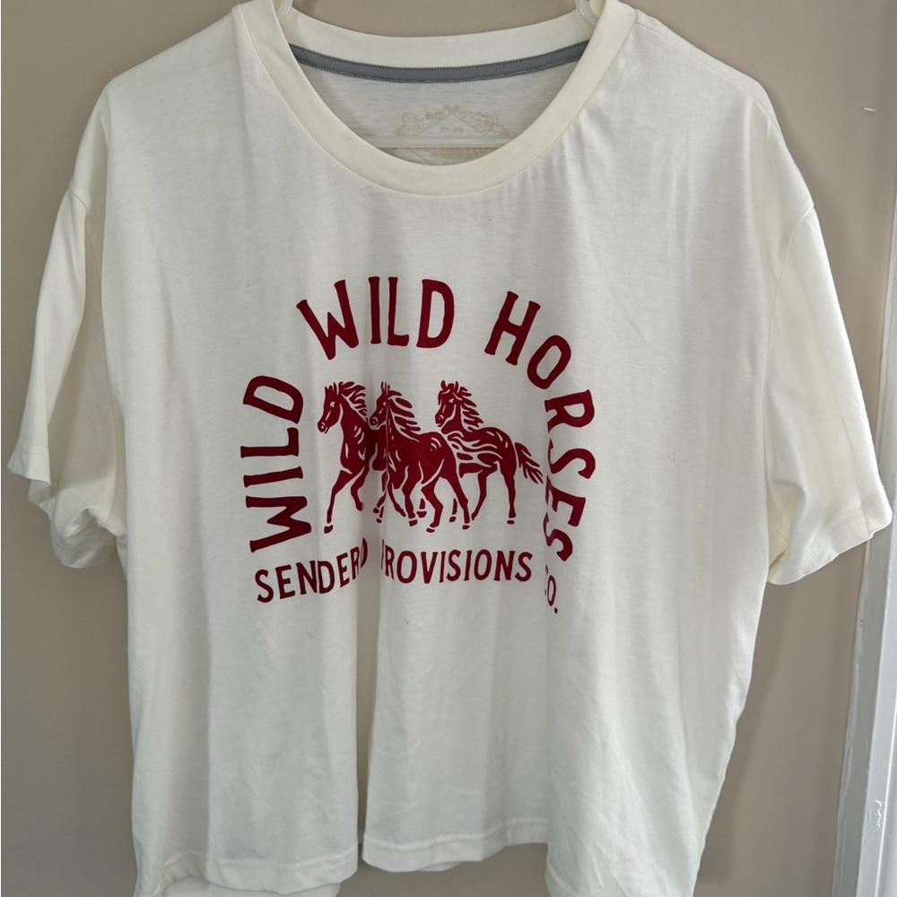 Sendero Provisions Co. White and Red Graphic Tee